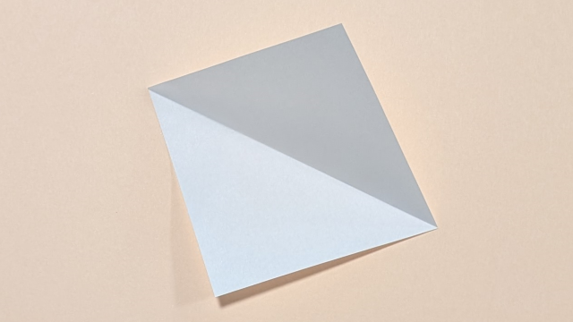 三角に折ります。